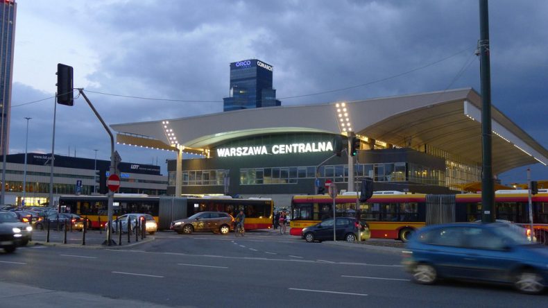 Kaip nuvykti viešuoju trasportu iš oro uosto į Varuvą, į oro uostą Varšuvoje